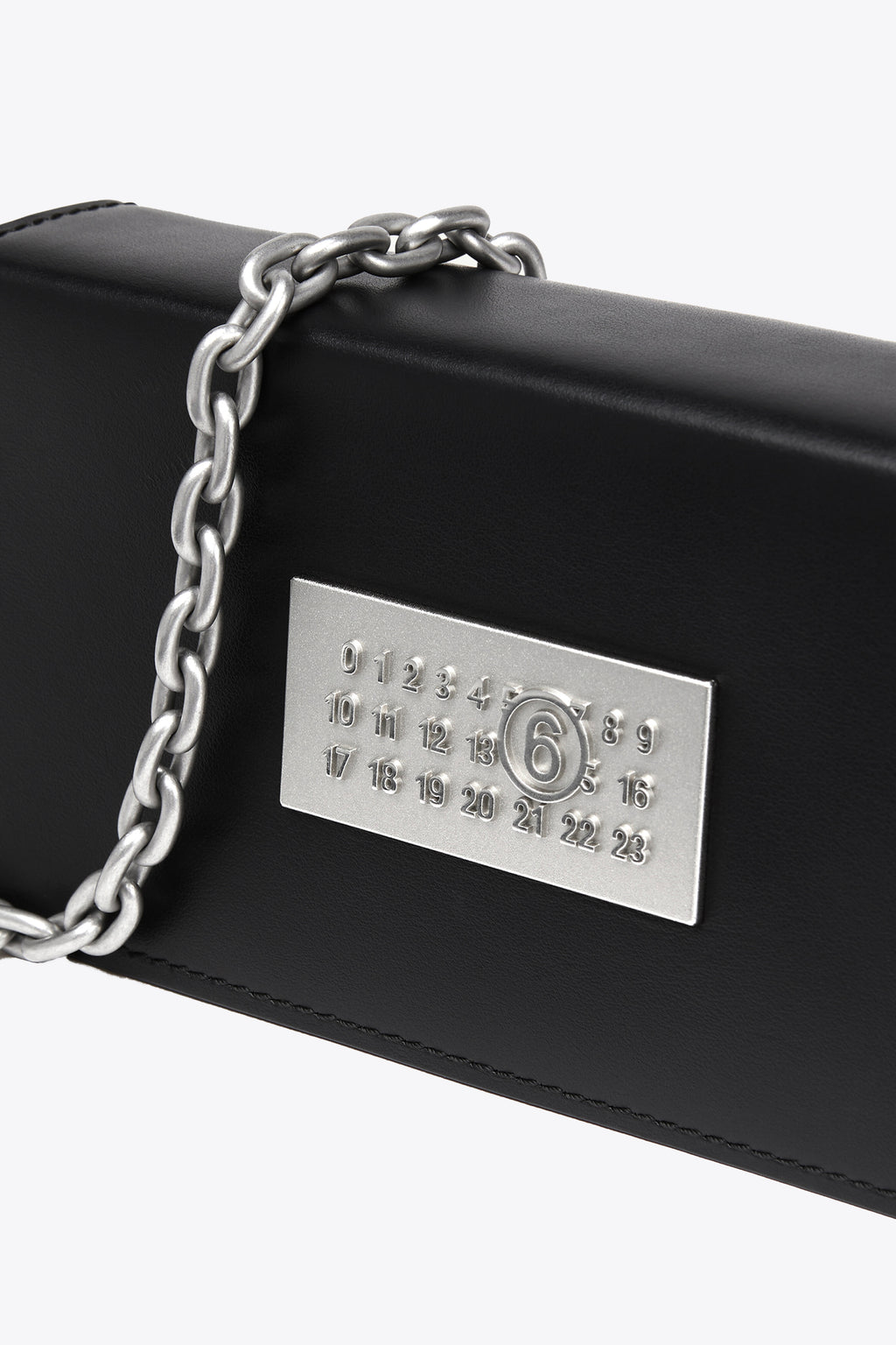 alt-image__Borsa-mini-in-pelle-nera-con-logo-numerico-e-tracolla-in-metallo