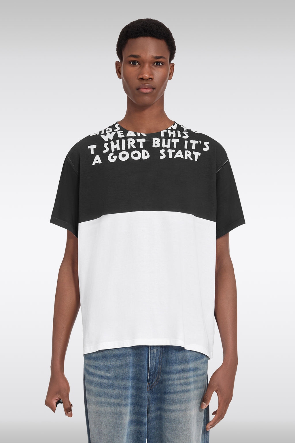 alt-image__T-shirt-bianca-e-nera-in-cotone-con-testo