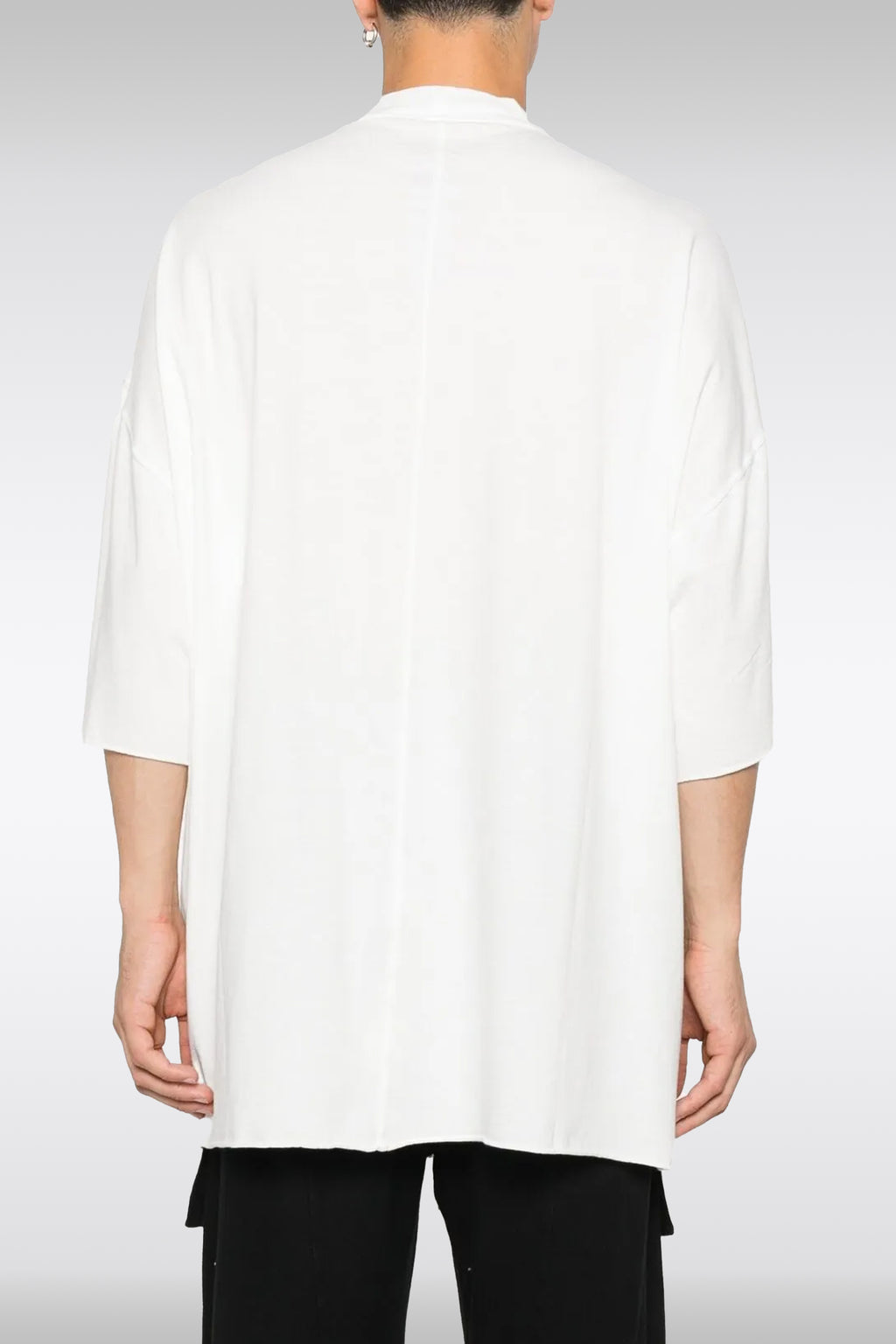 alt-image__T-shirt-bianca-oversize-in-cotone-con-fondo-a-taglio-vivo--Tommy-T
