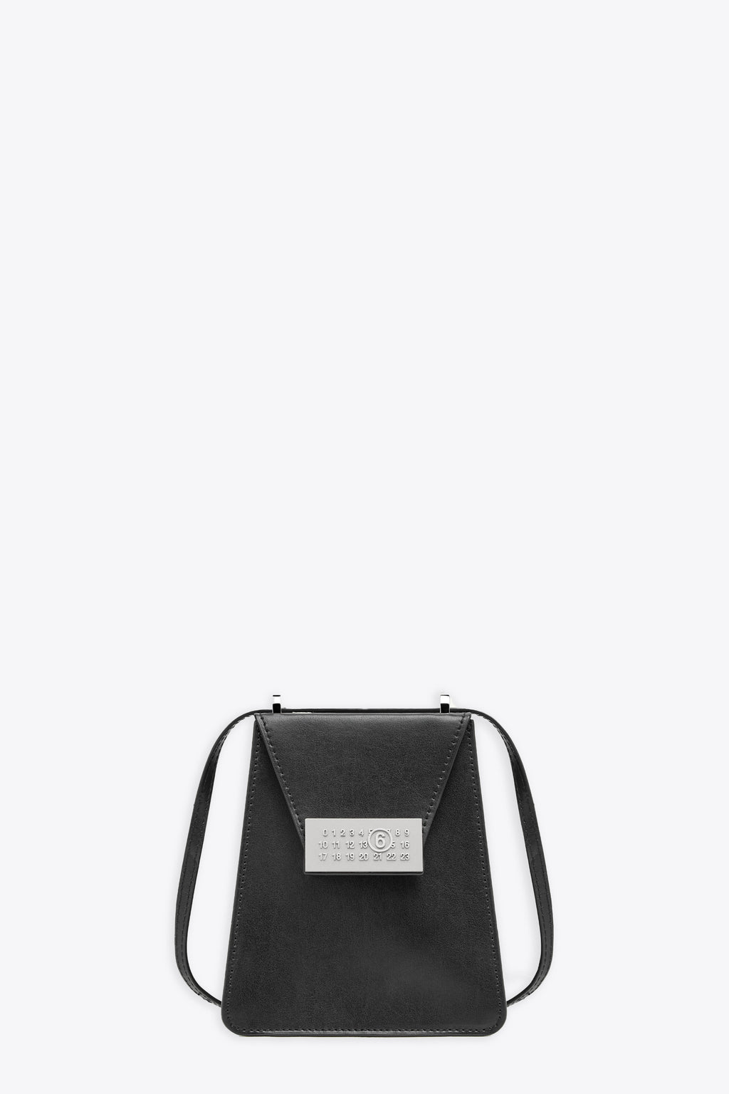 alt-image__Borsa-rigida-in-pelle-nera-con-logo-numerico-in-metallo