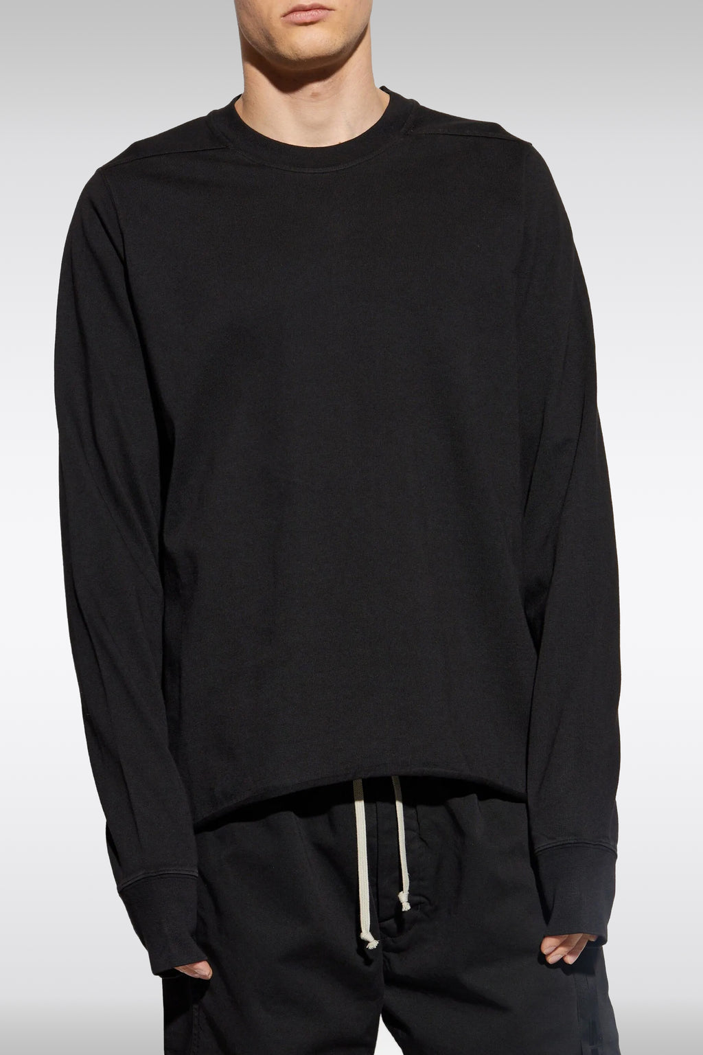 alt-image__Felpa-nera-leggera-in-cotone-con-fondo-a-taglio-vivo---Crewneck-Sweat