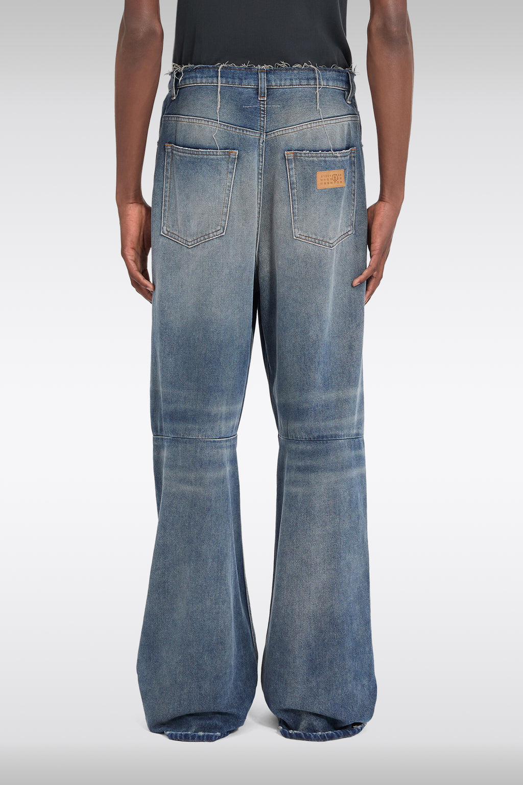 alt-image__Jeans-baggy-in-denim-blu-sabbiato-con-estremità-sfrangiate