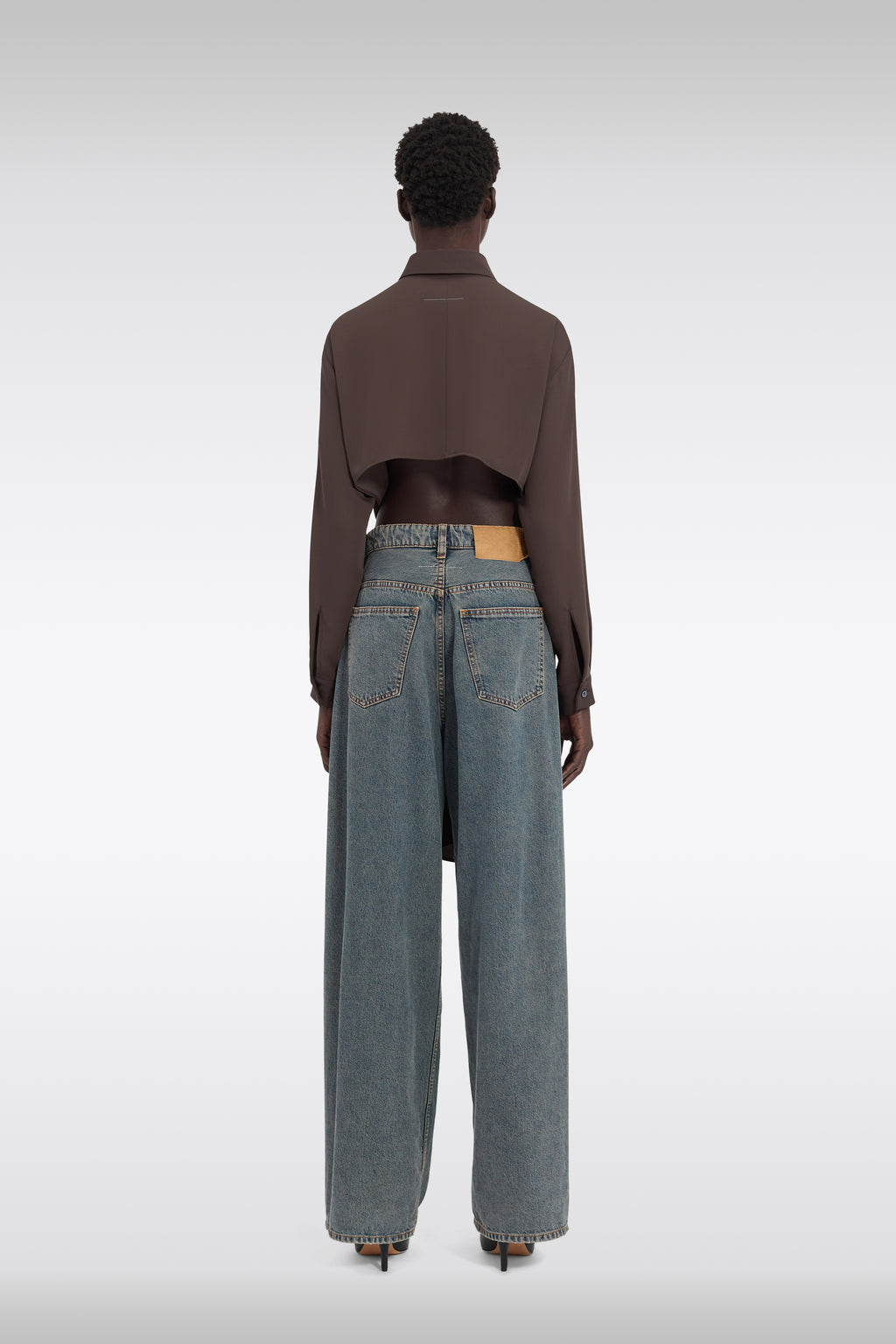 alt-image__Camicia-cropped-marrone-con-bande-annodate-in-vita