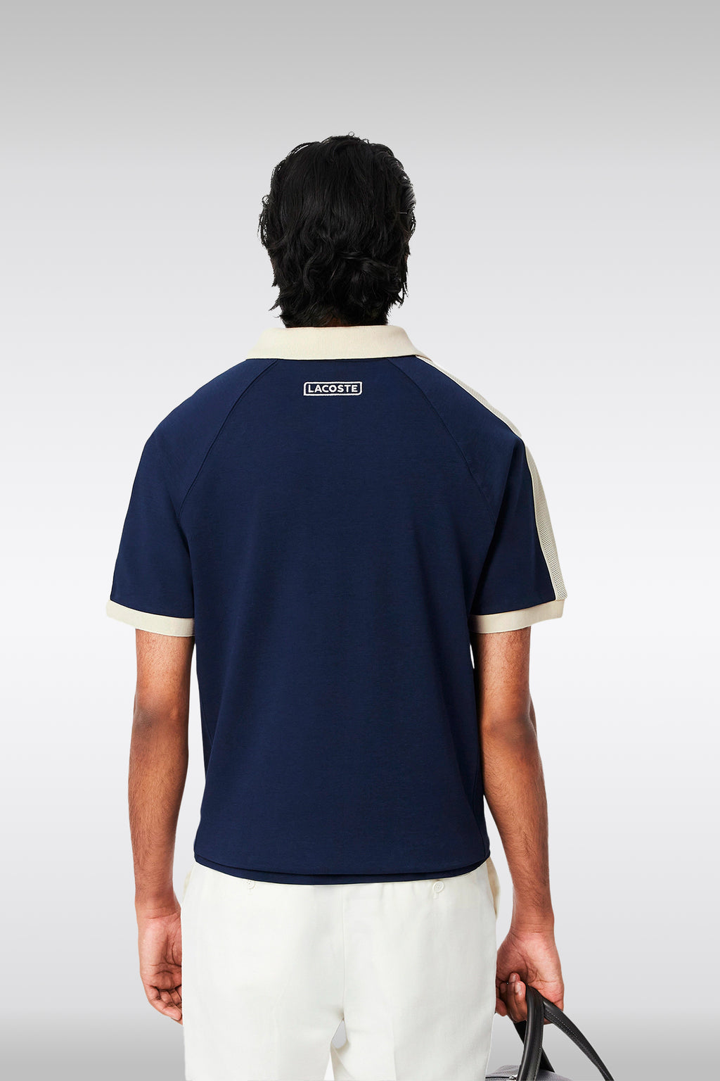 alt-image__T-shirt-in-cotone-blu-con-colletto-panna