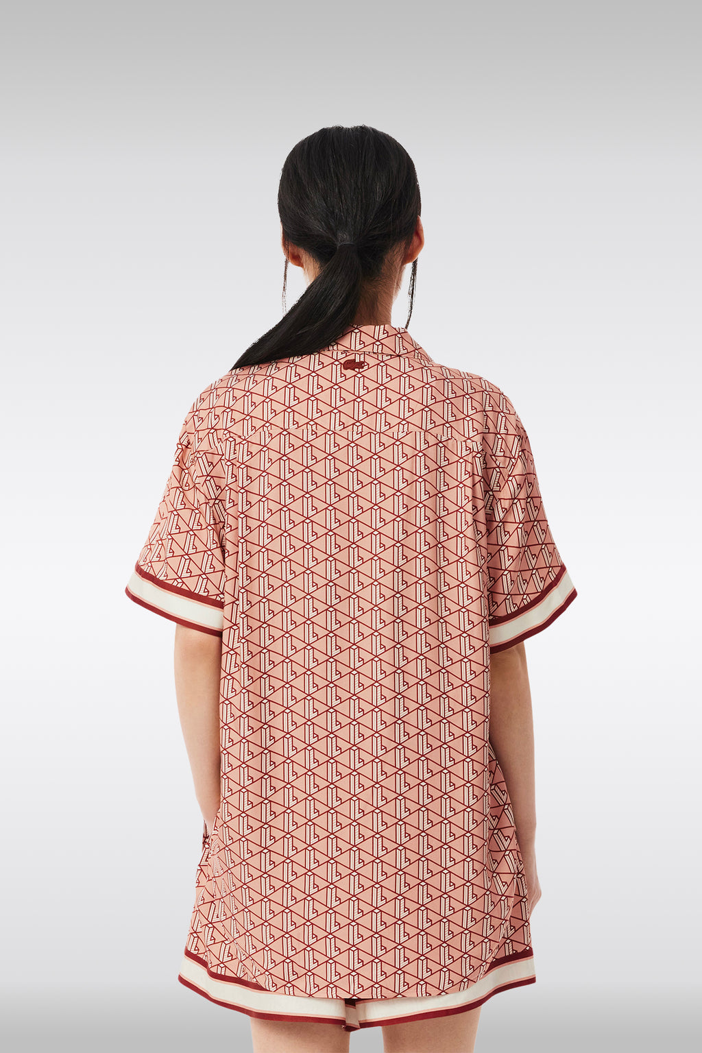 alt-image__Camicia-in-satin-rosa-salmone-con-stampa-monogram