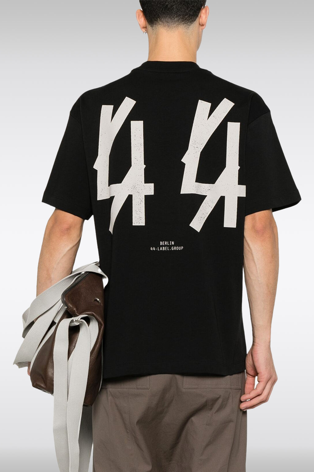 alt-image__T-shirt-nera-con-slogan-frontale-E-logo-sul-retro---Backstage-Tee