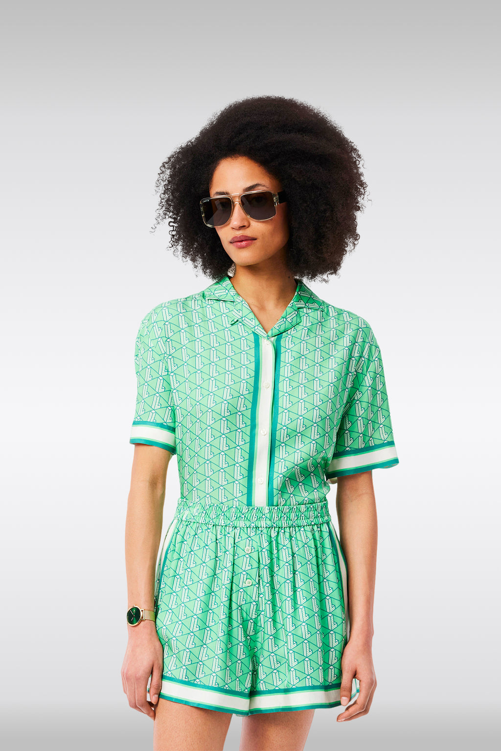 alt-image__Camicia-in-satin-verde-con-stampa-monogram