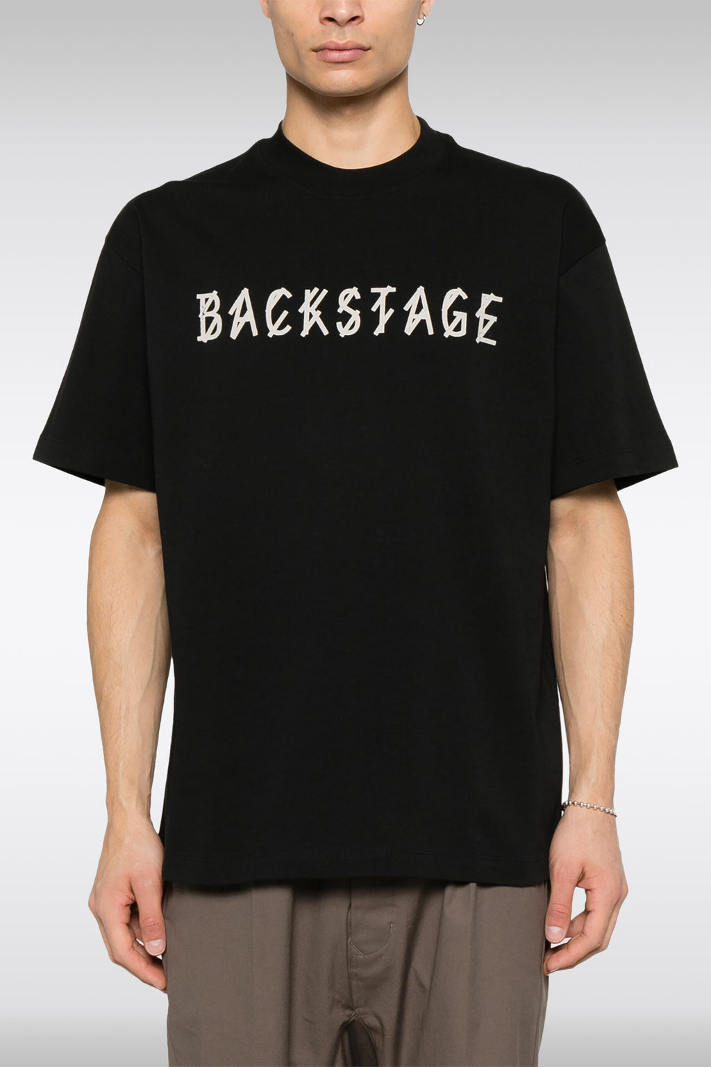 alt-image__T-shirt-nera-con-slogan-frontale-E-logo-sul-retro---Backstage-Tee