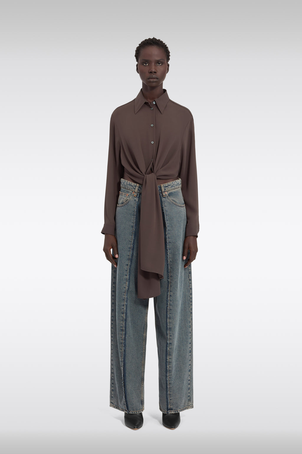 alt-image__Camicia-cropped-marrone-con-bande-annodate-in-vita