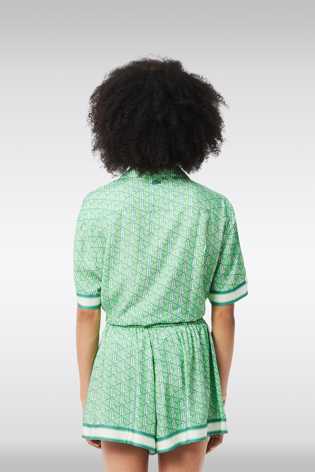 alt-image__Camicia-in-satin-verde-con-stampa-monogram