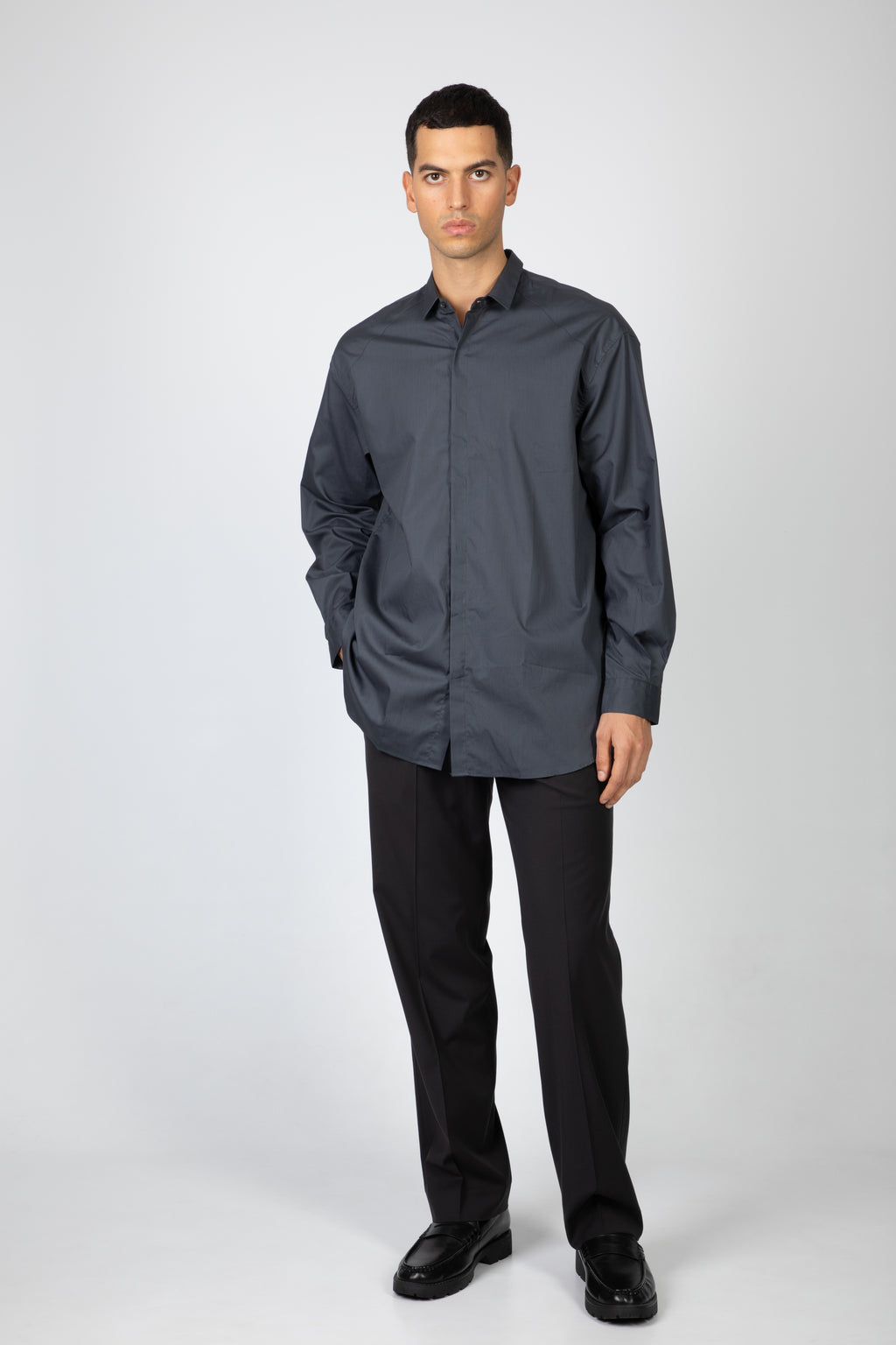 alt-image__Camicia-giriga-oversize-in-cotone-con-bottoni-nasosti---J-Shirt