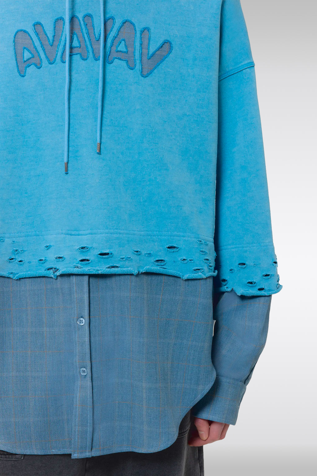 alt-image__Felpa-celeste-unisex-con-cappuccio-e-pannello-con-camicia-sul-fondo---Layered-Hoodie-Shirt