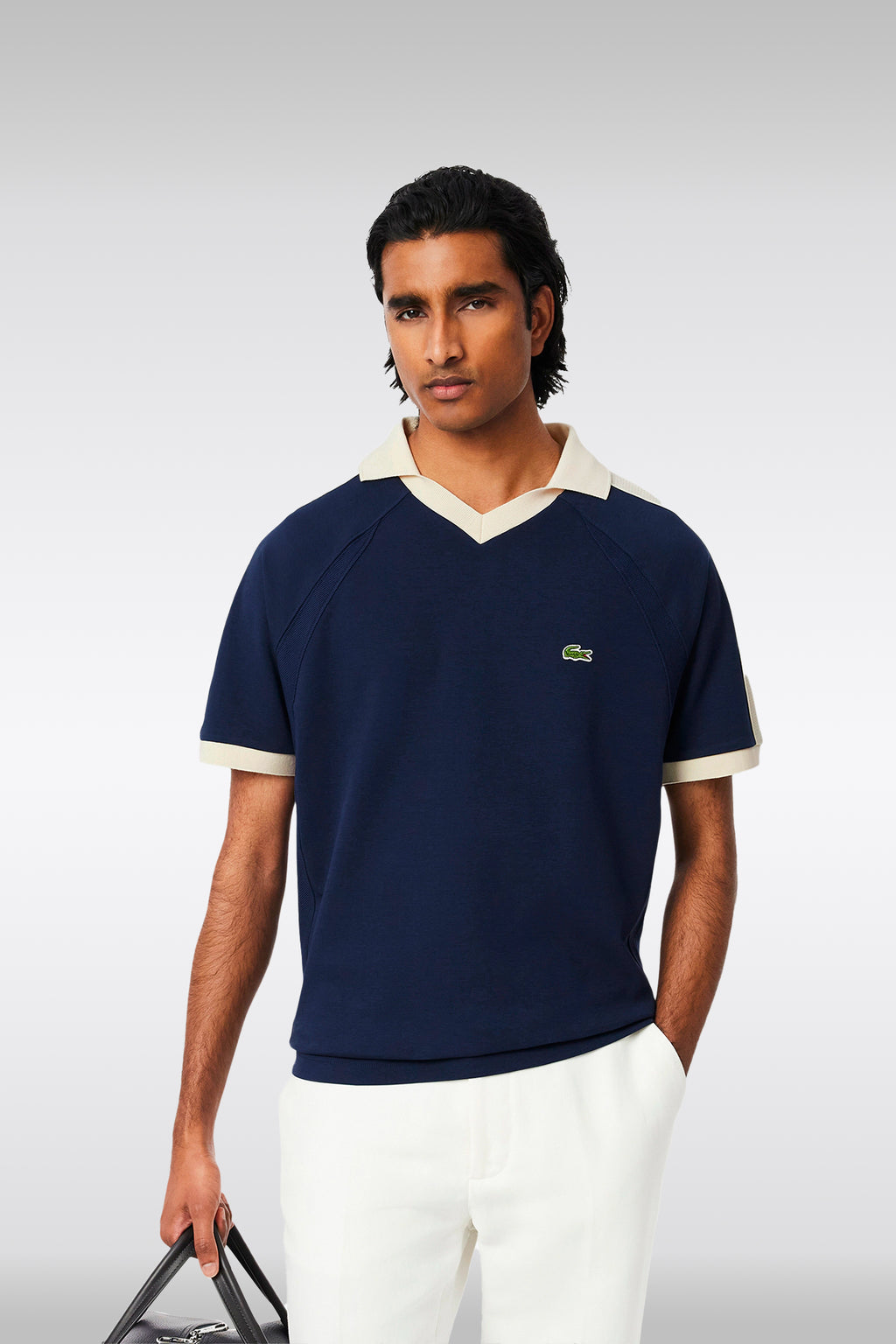 alt-image__T-shirt-in-cotone-blu-con-colletto-panna