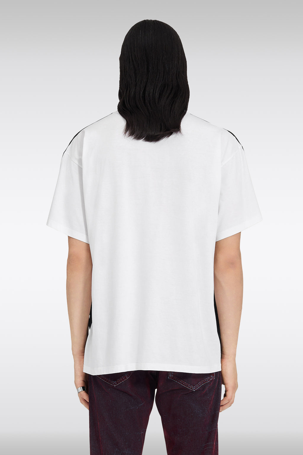 alt-image__T-shirt-nera-e-bianca-in-cotone-con-stampa-trompe-l'oeil