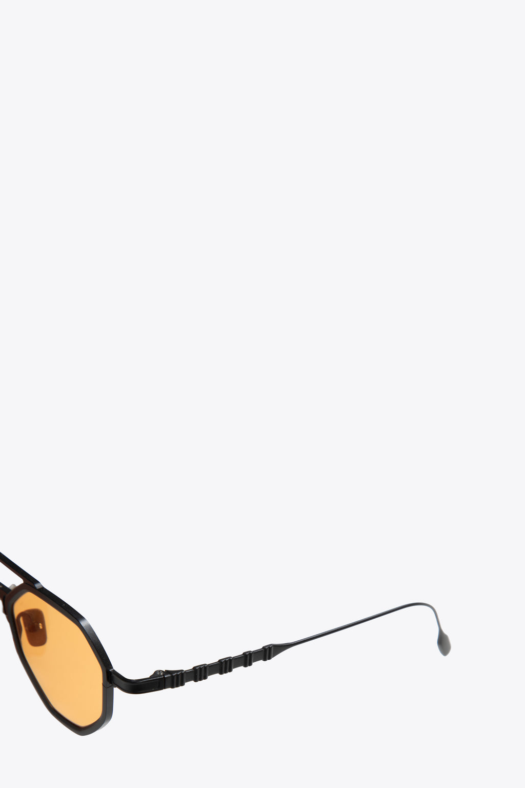 alt-image__Occhiali-da-sole-a-goccia-ottagonali-neri-in-titanio-con-lenti-arancioni---825HZ