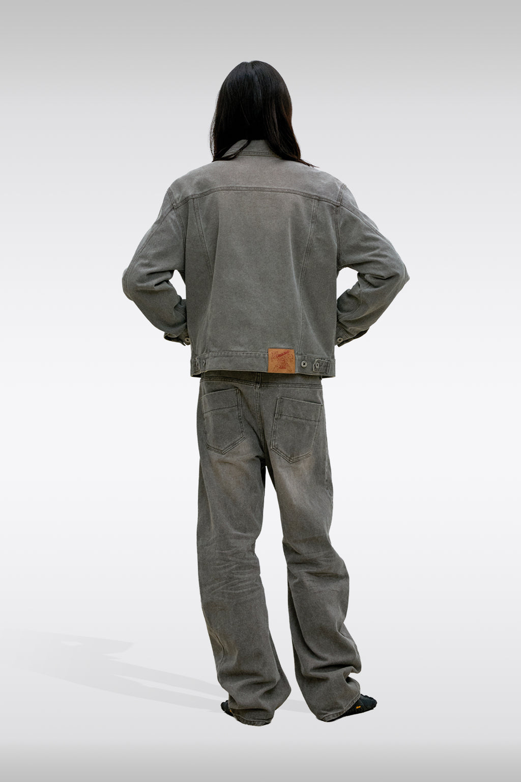 alt-image__Jeans-con-gambe-curve-in-denim-grigio-sabbiato---
Embossed-washed-deep-curved-denim-pants
