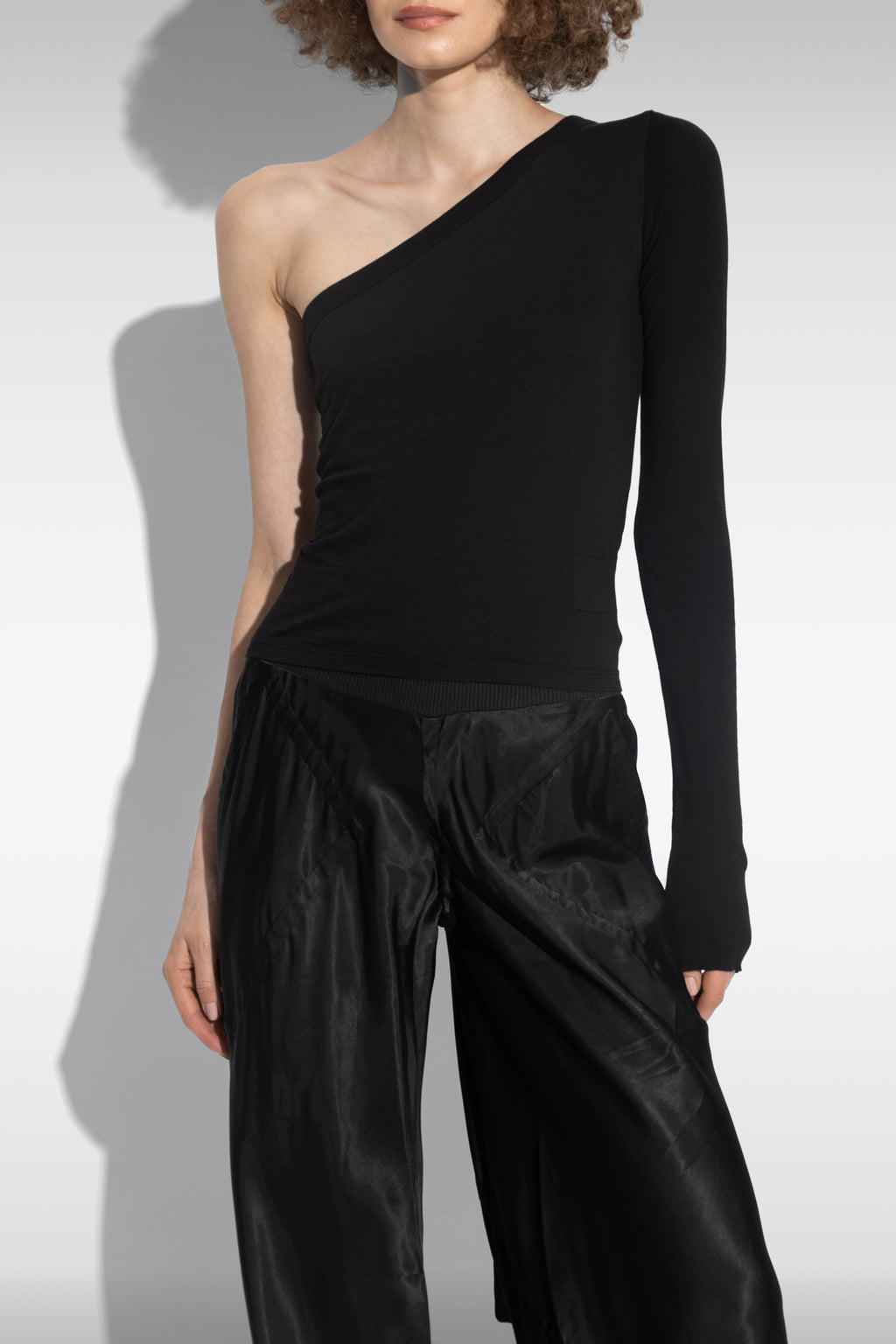 alt-image__T-shirt-nera-monospalla-con-manica-lunga---Ziggy-T