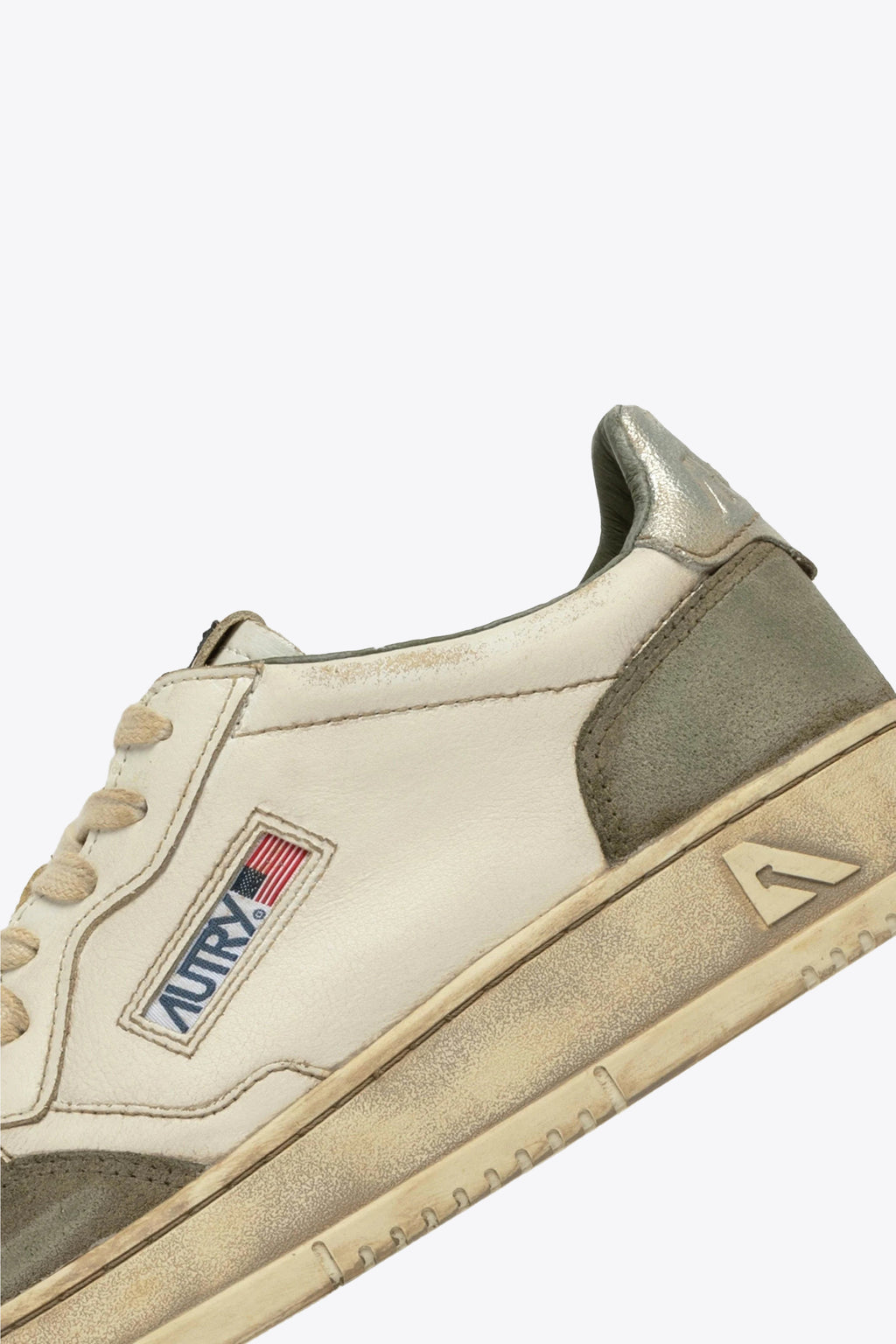 alt-image__Sneaker-bassa-in-pelle-invecchiata-bianca-con-suede-verde-e-tab-argento---Super-Vintage-Low