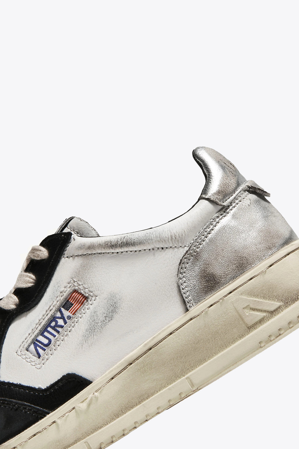 alt-image__Sneaker-bassa-in-pelle-invecchiata-bianca,-argento-e-nera--Super-Vintage-Low