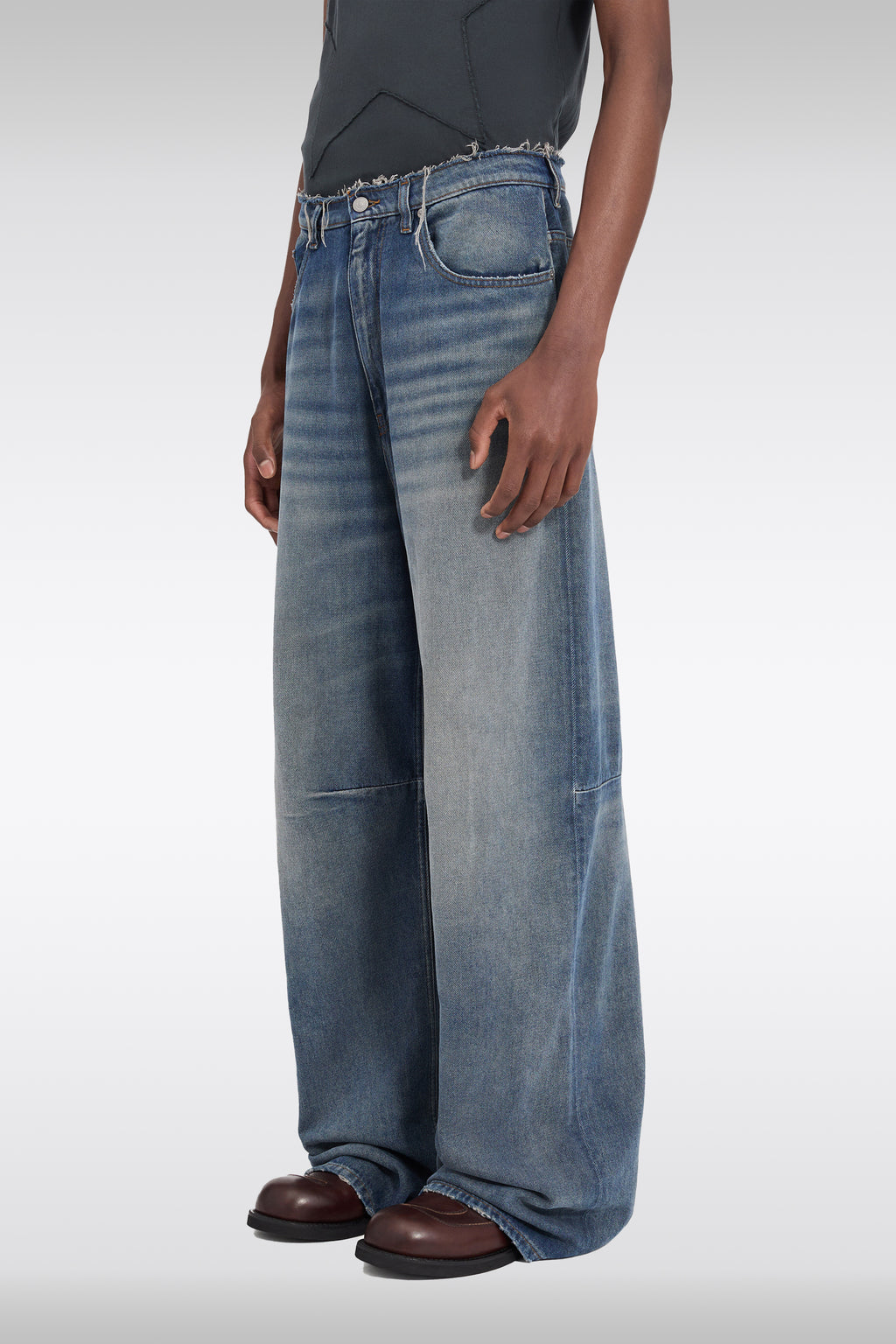 alt-image__Jeans-baggy-in-denim-blu-sabbiato-con-estremità-sfrangiate