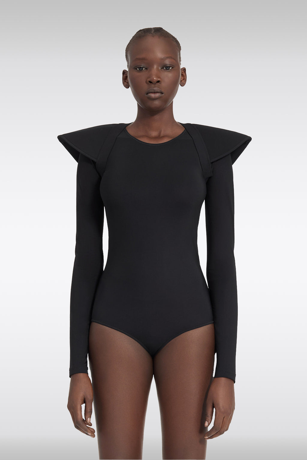 alt-image__Bolero-scultoreo-nero-con-spalle-angolari