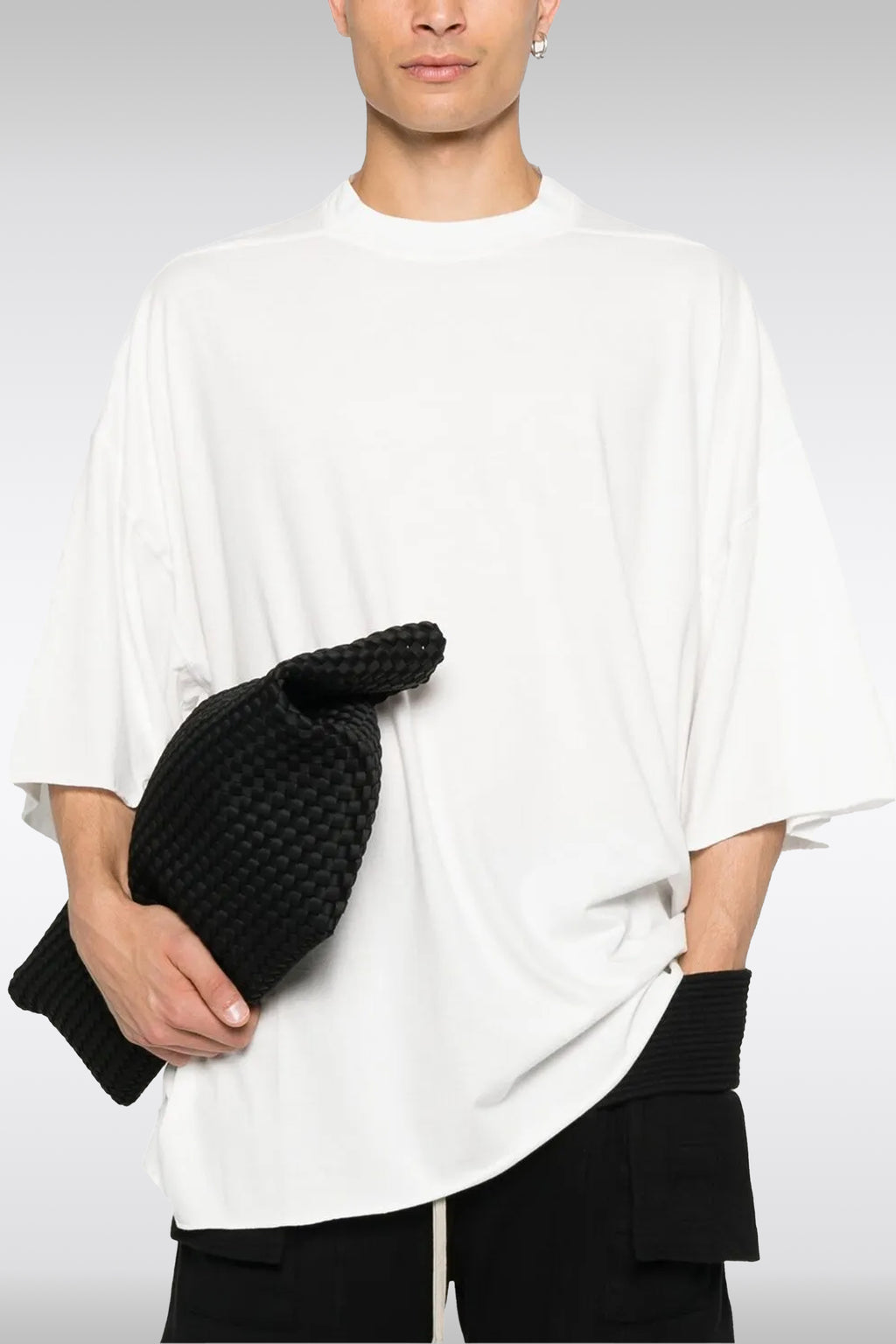 alt-image__T-shirt-bianca-oversize-in-cotone-con-fondo-a-taglio-vivo--Tommy-T