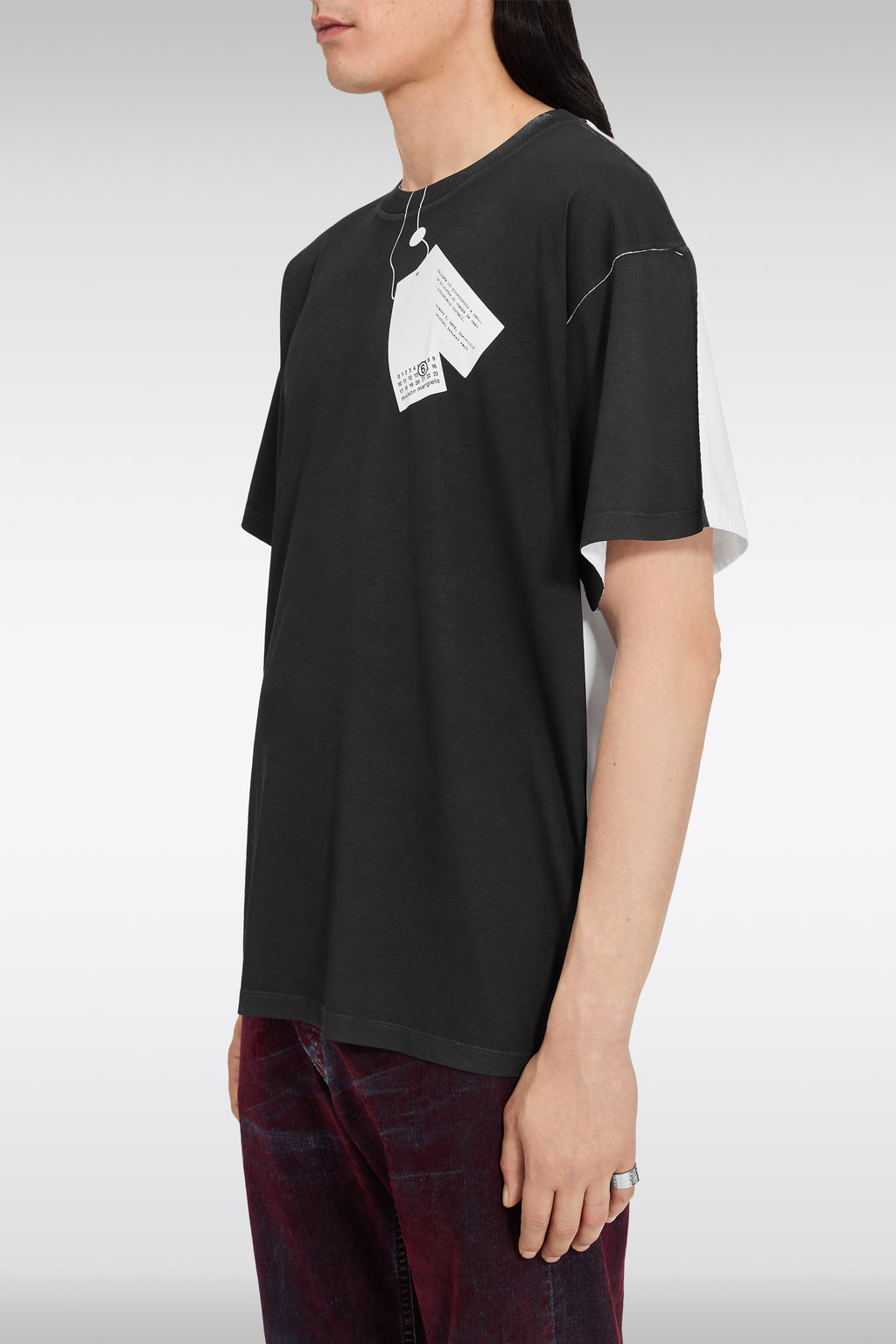 alt-image__T-shirt-nera-e-bianca-in-cotone-con-stampa-trompe-l'oeil