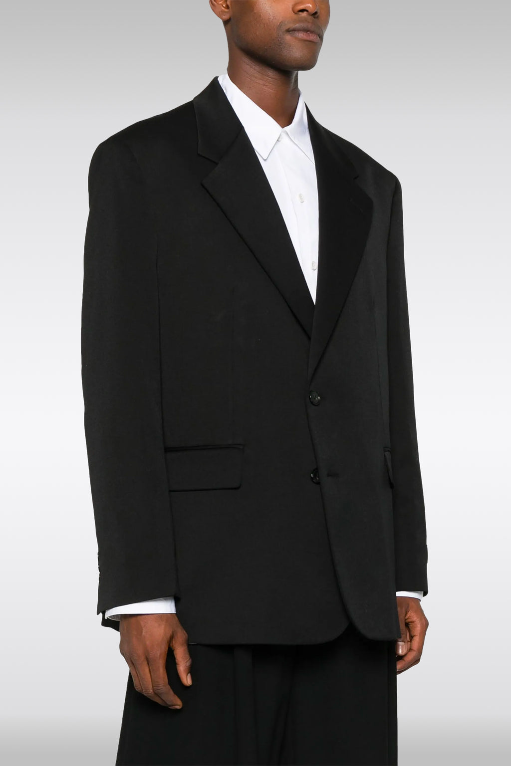 alt-image__Giacca-oversize-nera-con-due-bottoni