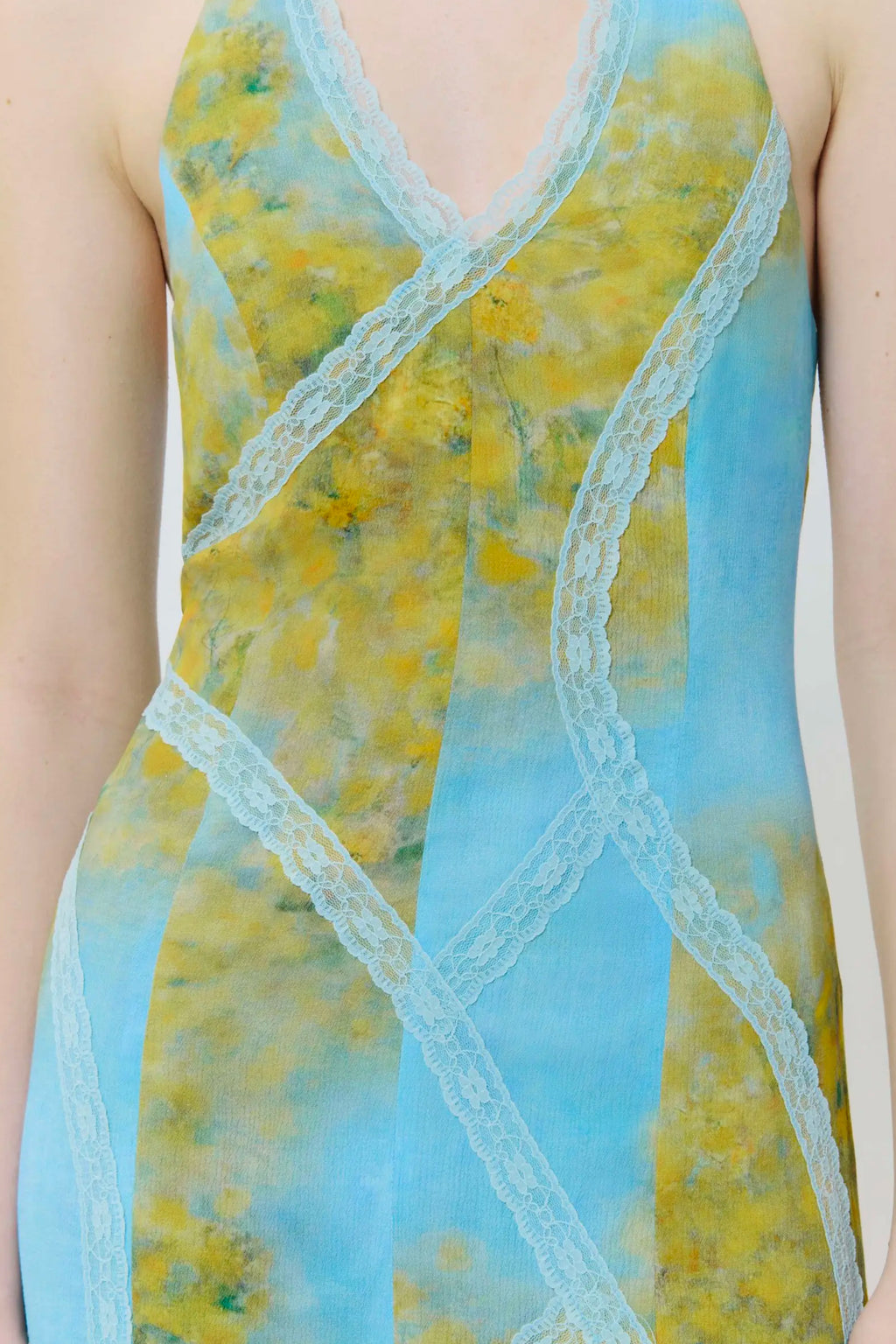 alt-image__Abito-in-satin-celeste-e-giallo-con-stampa-floreale-e-dettagli-in-pizzo---Halterneck-Lace-Dress