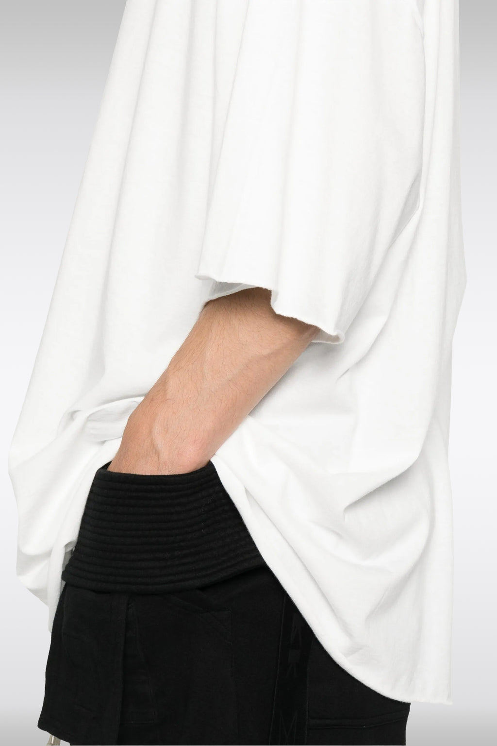 alt-image__T-shirt-bianca-oversize-in-cotone-con-fondo-a-taglio-vivo--Tommy-T