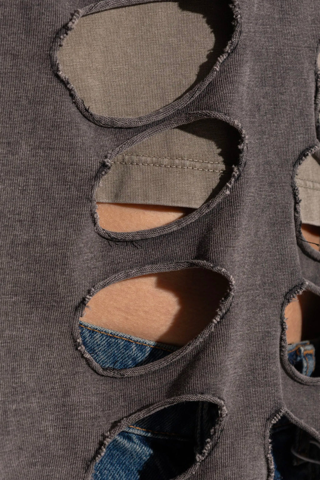 alt-image__T-shirt-grigia-unisex-in-cotone-stonewashed-con-cappuccio-e-dettaglio-cut-out---Hooded-Cutout-T-shirt