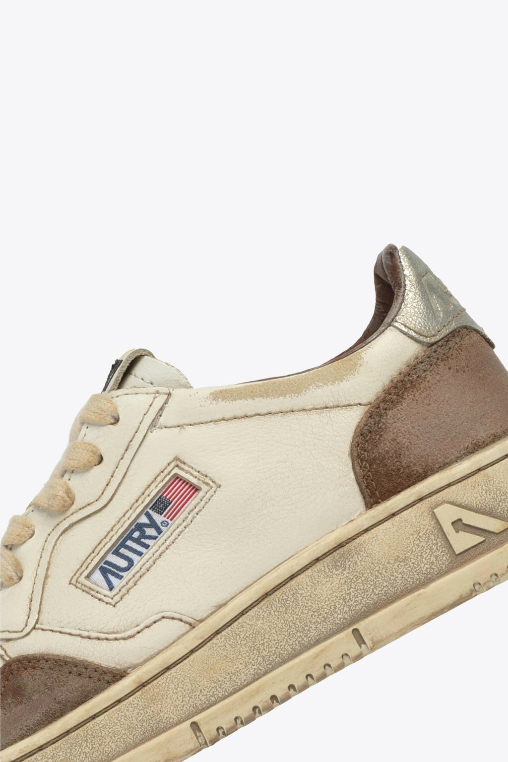 alt-image__Sneaker-bassa-in-pelle-invecchiata-bianca-con-suede-marrone-e-tab-argento---Super-Vintage-Low