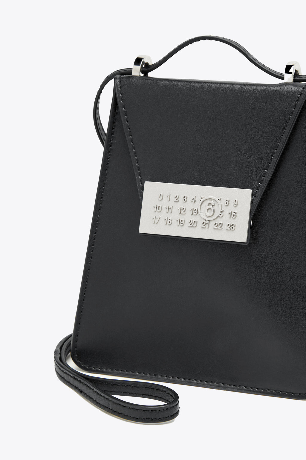 alt-image__Borsa-rigida-in-pelle-nera-con-logo-numerico-in-metallo
