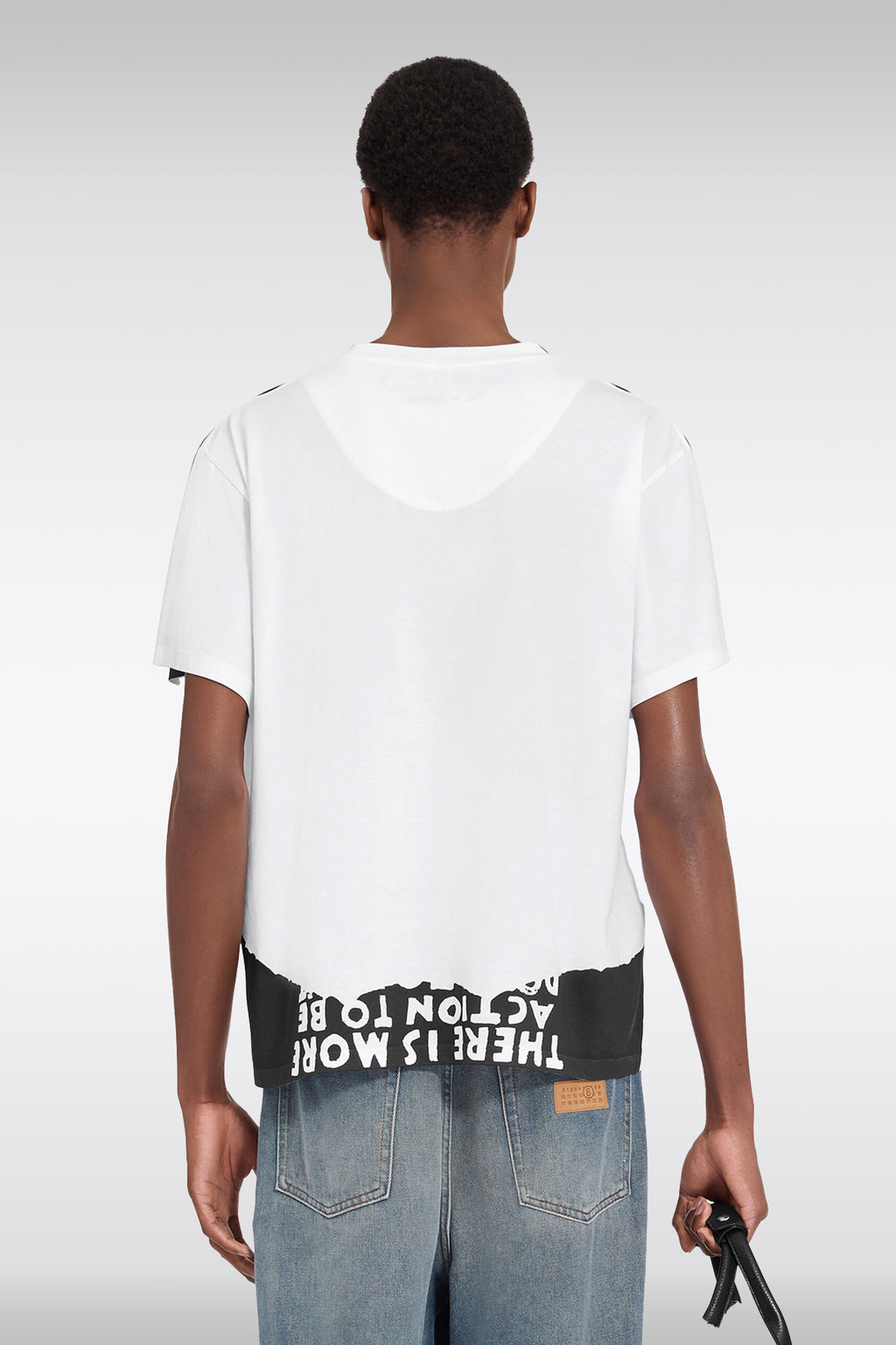 alt-image__T-shirt-bianca-e-nera-in-cotone-con-testo