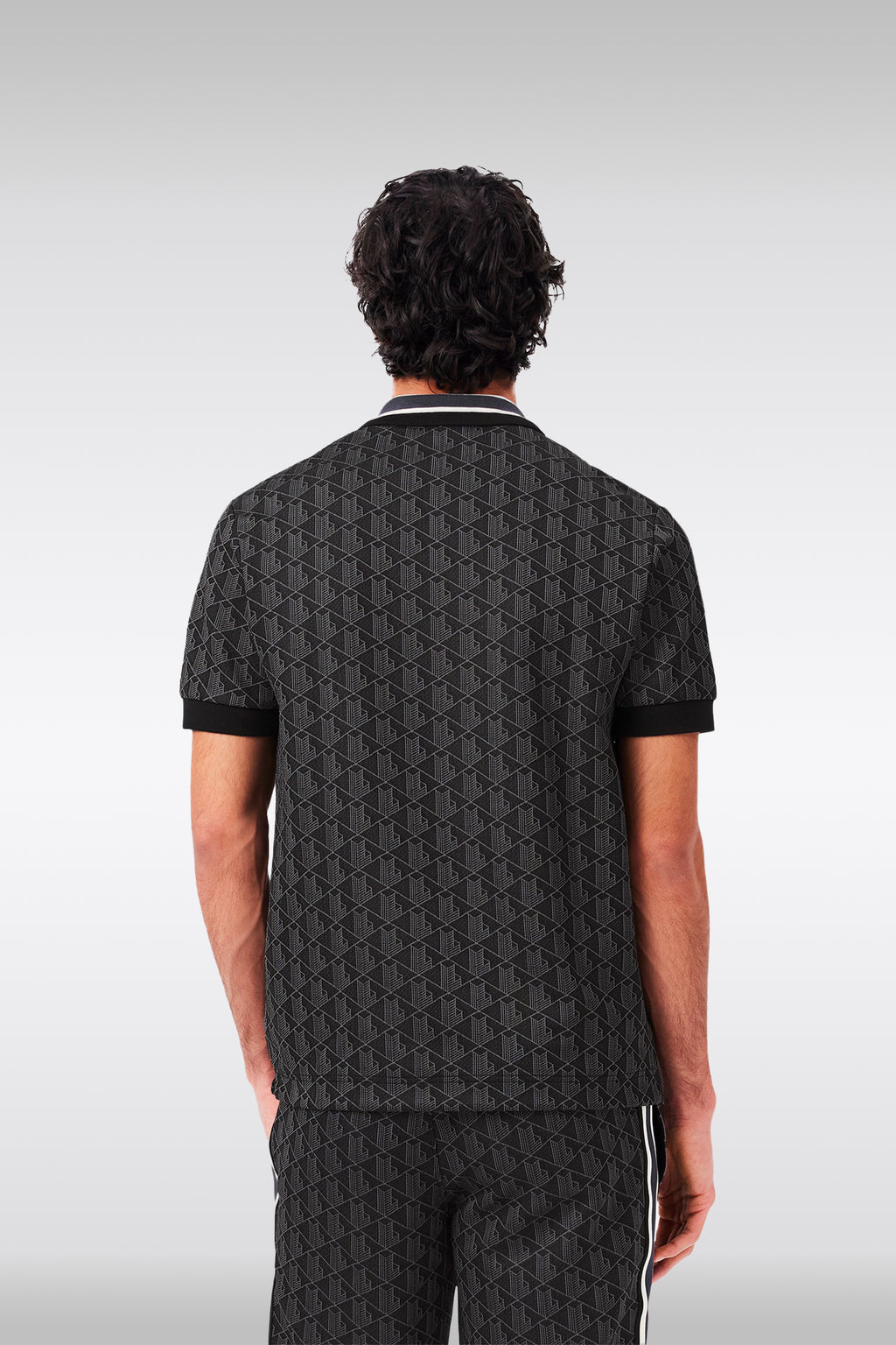 alt-image__Polo-nera-con-motivo-jacquard-monogram-con-maniche-corte