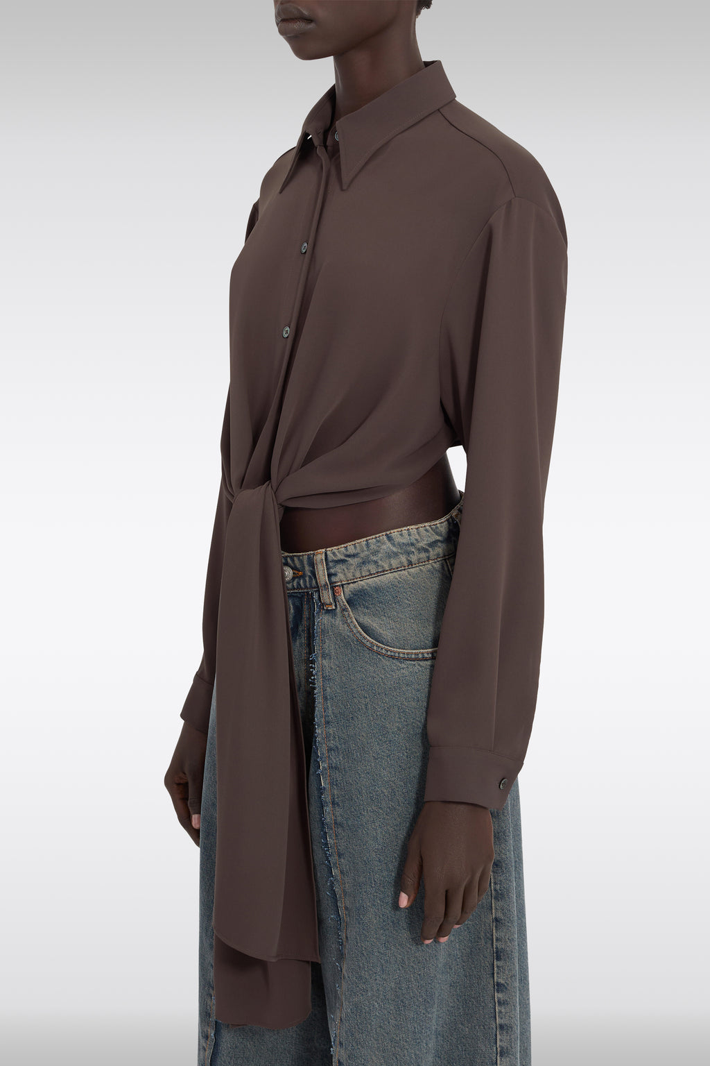 alt-image__Camicia-cropped-marrone-con-bande-annodate-in-vita