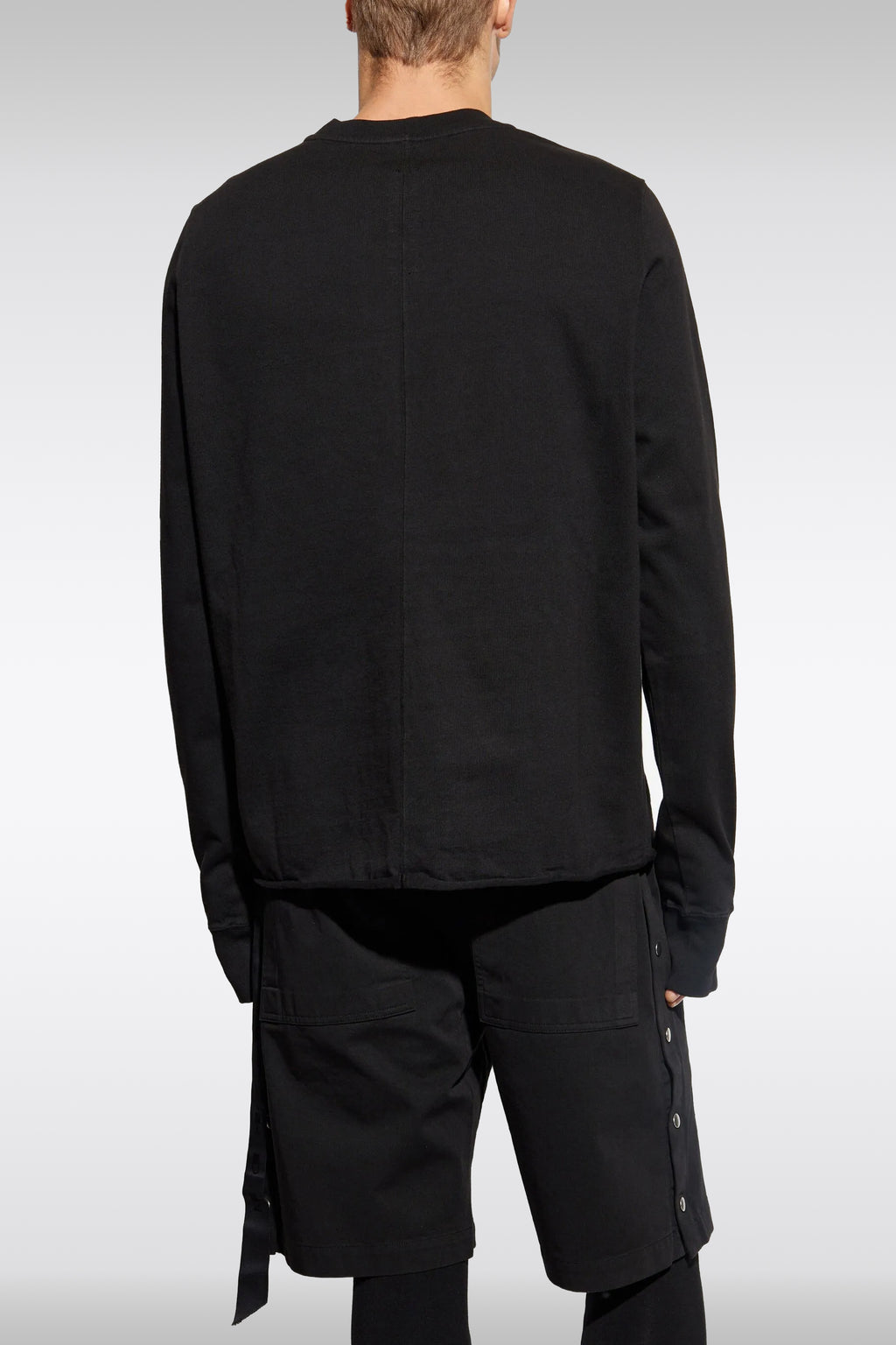 alt-image__Felpa-nera-leggera-in-cotone-con-fondo-a-taglio-vivo---Crewneck-Sweat