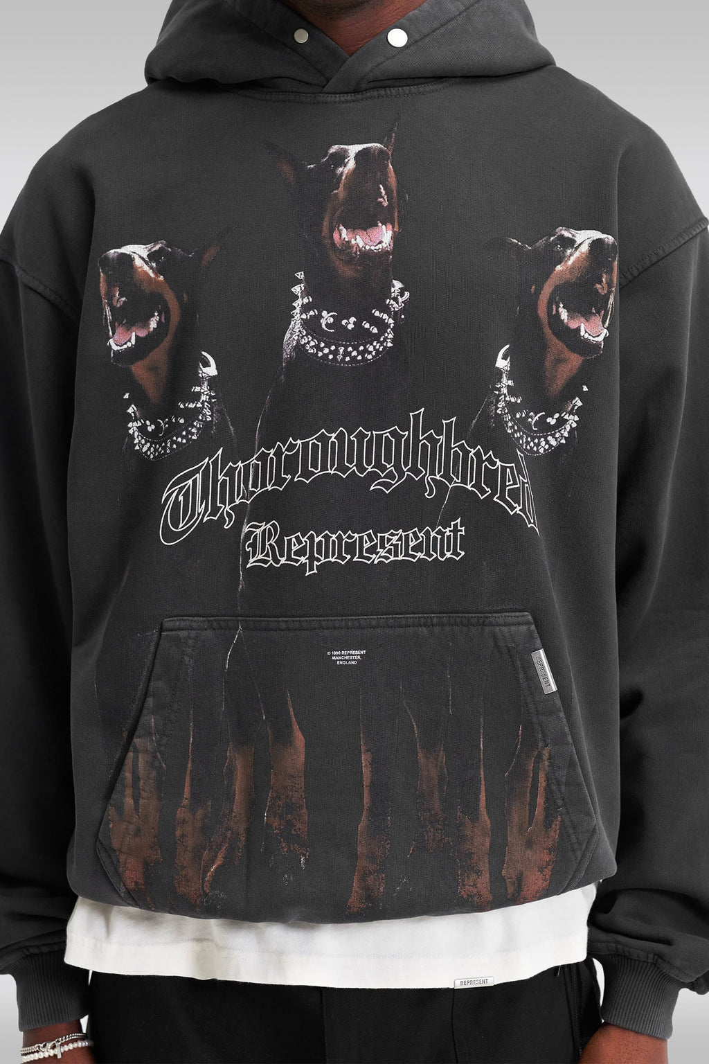 alt-image__Felpa-nera-in-cotone-lavato-con-cappuccio-e-grafica-frontale---Thoroughbred-Hoodie