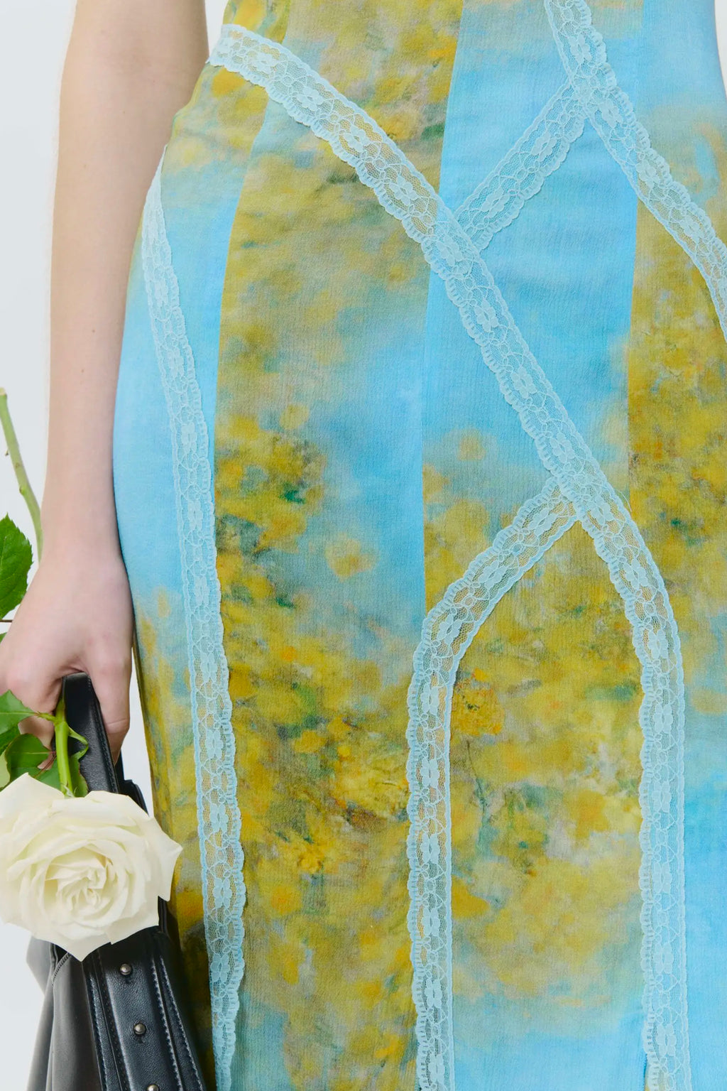 alt-image__Abito-in-satin-celeste-e-giallo-con-stampa-floreale-e-dettagli-in-pizzo---Halterneck-Lace-Dress
