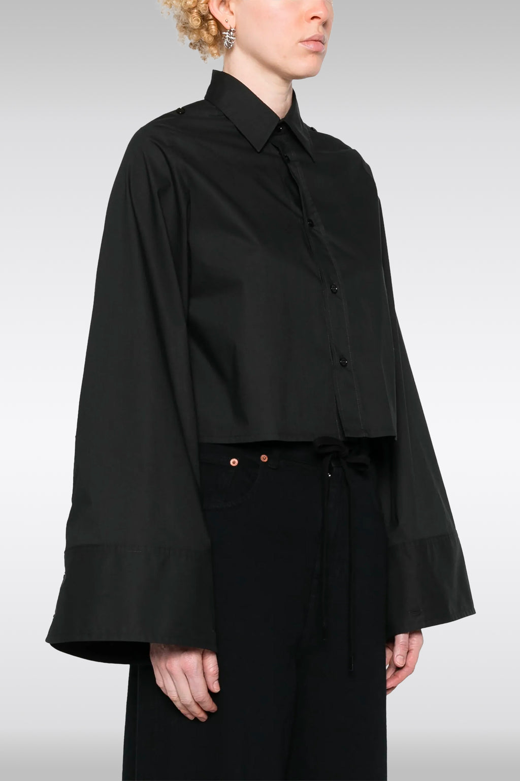 alt-image__Camicia-nera-in-popeline-con-maniche-lunghe-regolabili