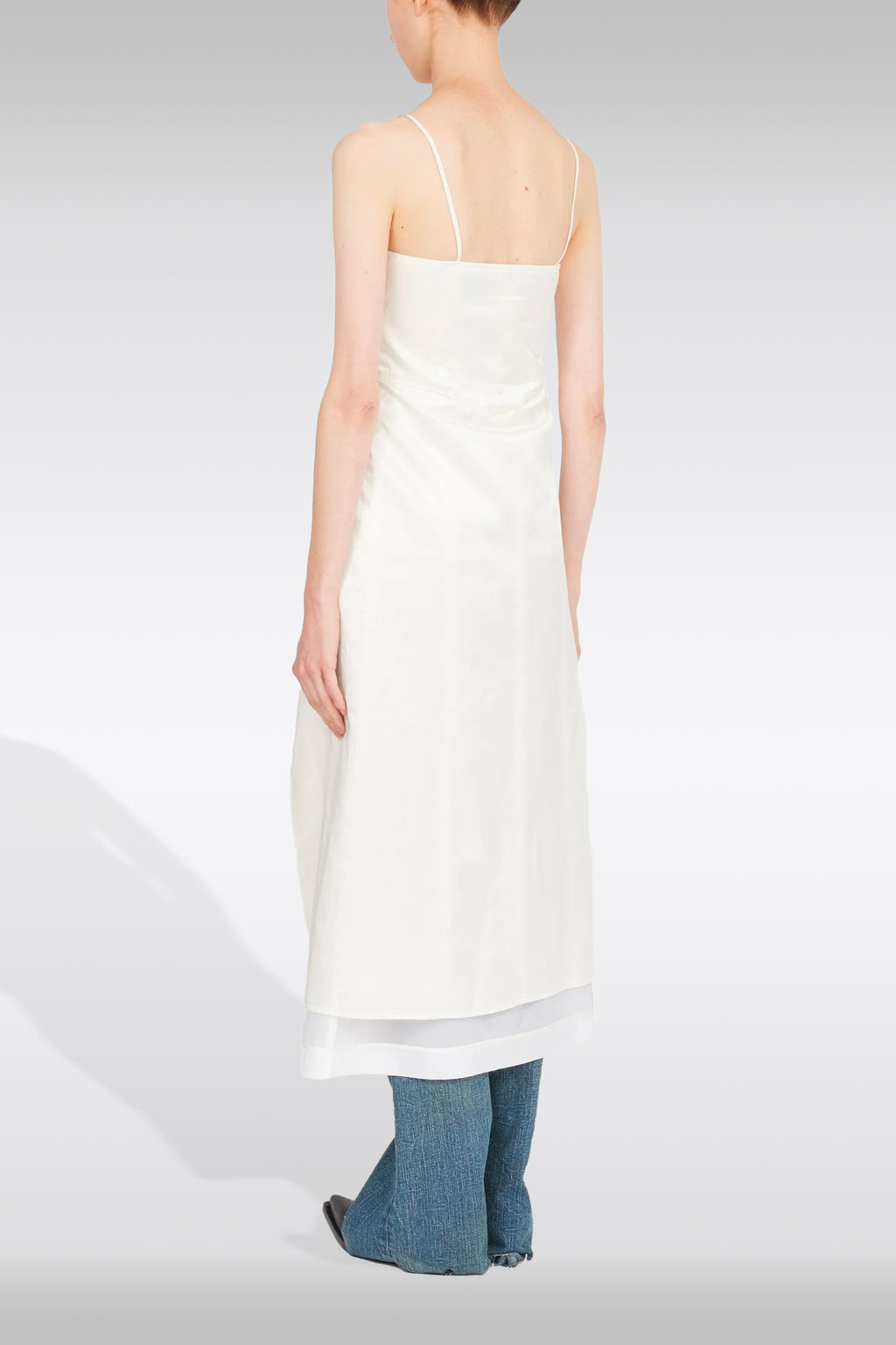 alt-image__Abito-bianco-lungo-in-satin-e-cotone-con-apertura-frontale
