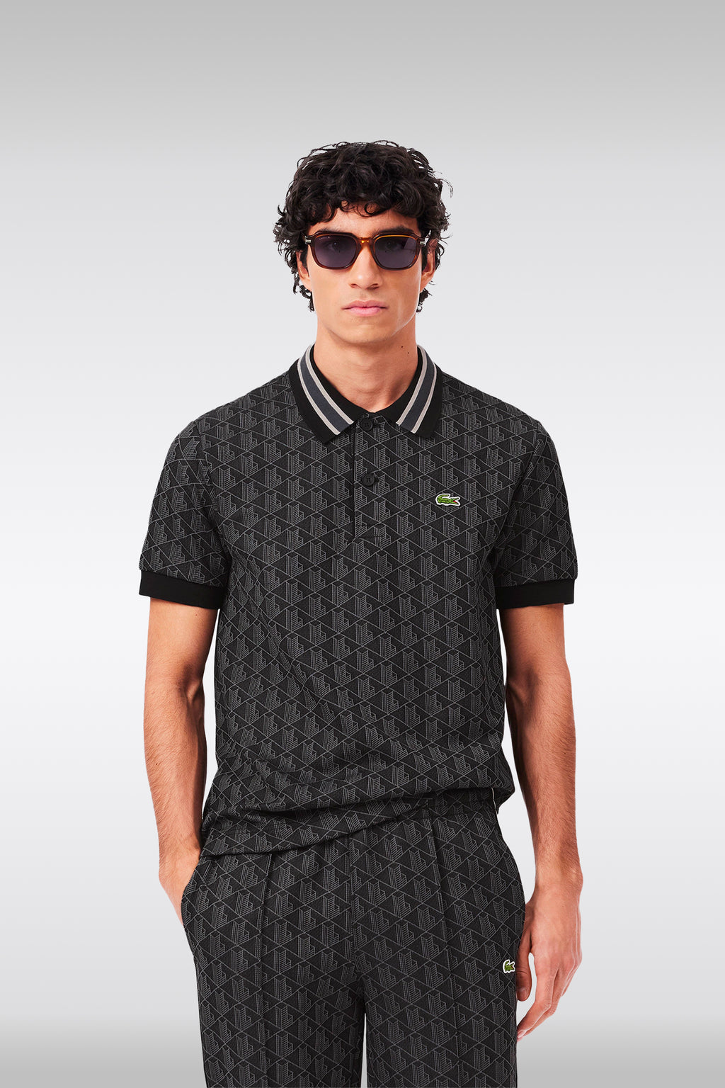 alt-image__Polo-nera-con-motivo-jacquard-monogram-con-maniche-corte