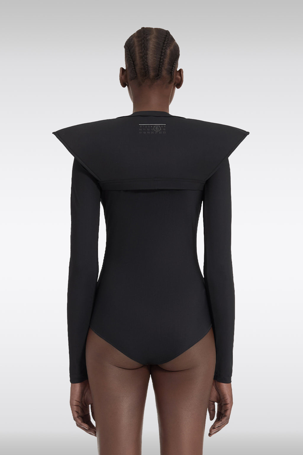 alt-image__Bolero-scultoreo-nero-con-spalle-angolari