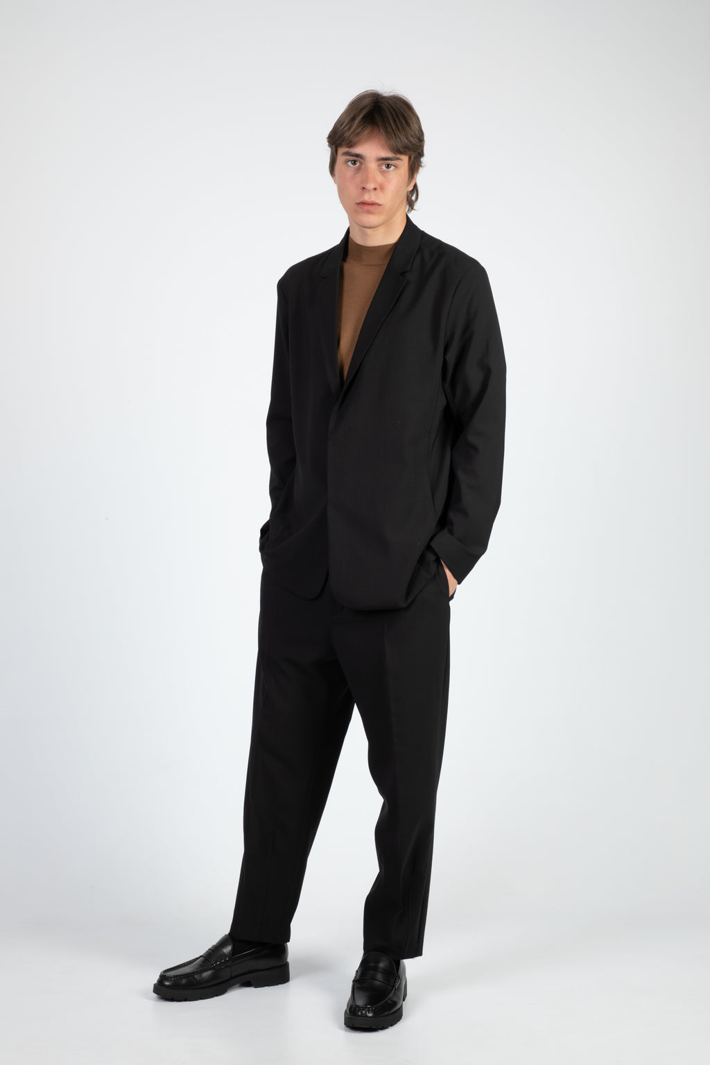 alt-image__Pantalone-nero-in-frescolana-con-pince-al-fondo