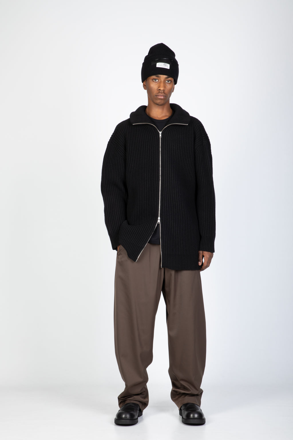 alt-image__Cardigan-nero-oversize-in-lana-a-coste-con-zip