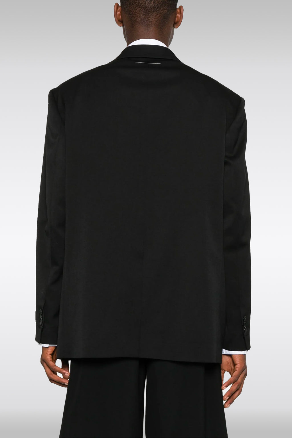 alt-image__Giacca-oversize-nera-con-due-bottoni