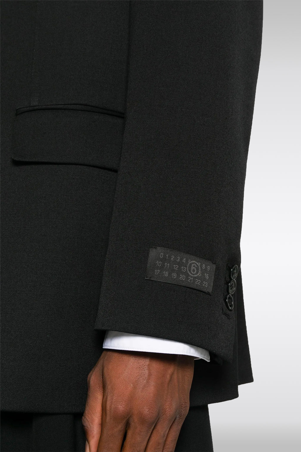 alt-image__Giacca-oversize-nera-con-due-bottoni