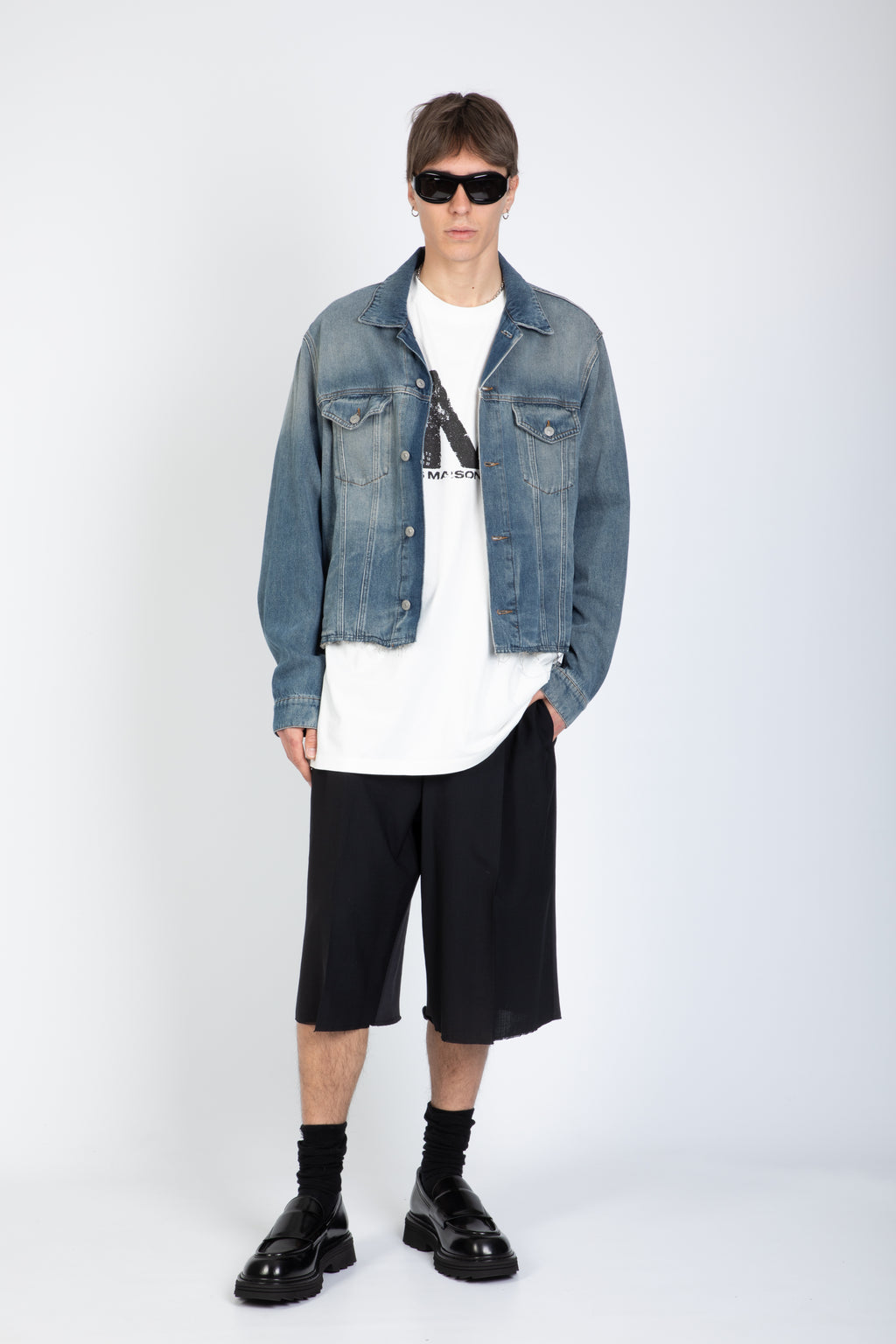 alt-image__Giubbotto-in-denim-blu-sabbiato-con-fondo-a-taglio-vivo