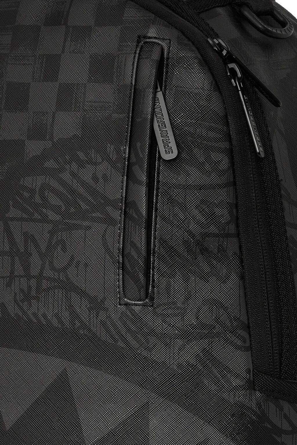 alt-image__Zaino-in-pvc-nero-a-scacchi-con-stampa-graffiti---Torn-Graff-Check-Dlxsv-Backpack
