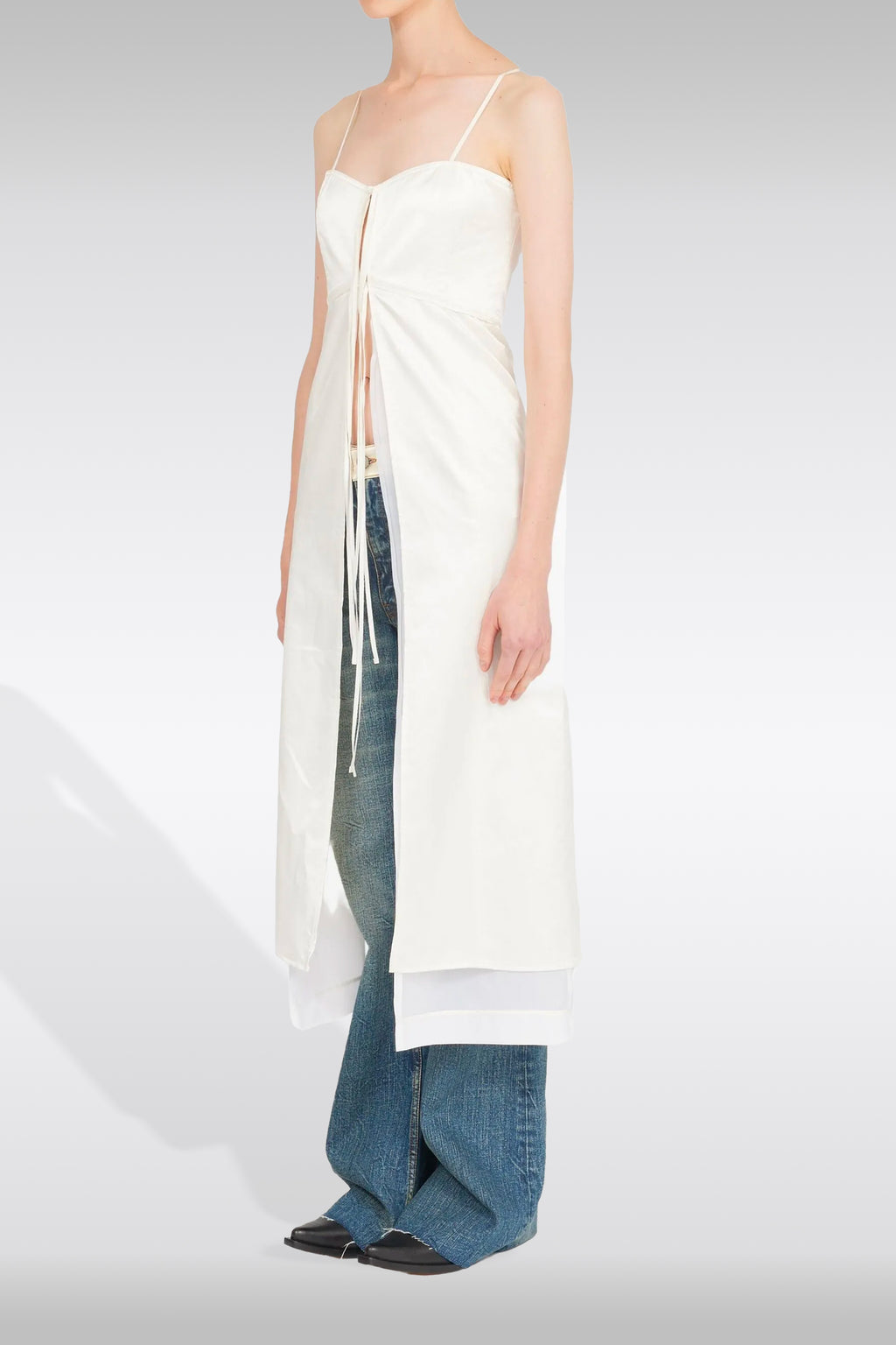 alt-image__Abito-bianco-lungo-in-satin-e-cotone-con-apertura-frontale